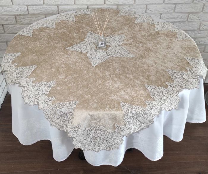 Скатертина квадратна велюрова Acme з мереживом 100*100 Queen Cappicino